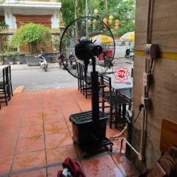 Quạt phun sương công nghiệp Mitsuta DB-30CF03 phục vụ quán ăn