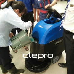 Đổ nước vào thùng chứa Máy chà sàn liên hợp Clepro C50E