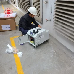 Kỹ thuật viên đang thử Máy tạo ẩm công nghiệp Mitsuta LT-UH03